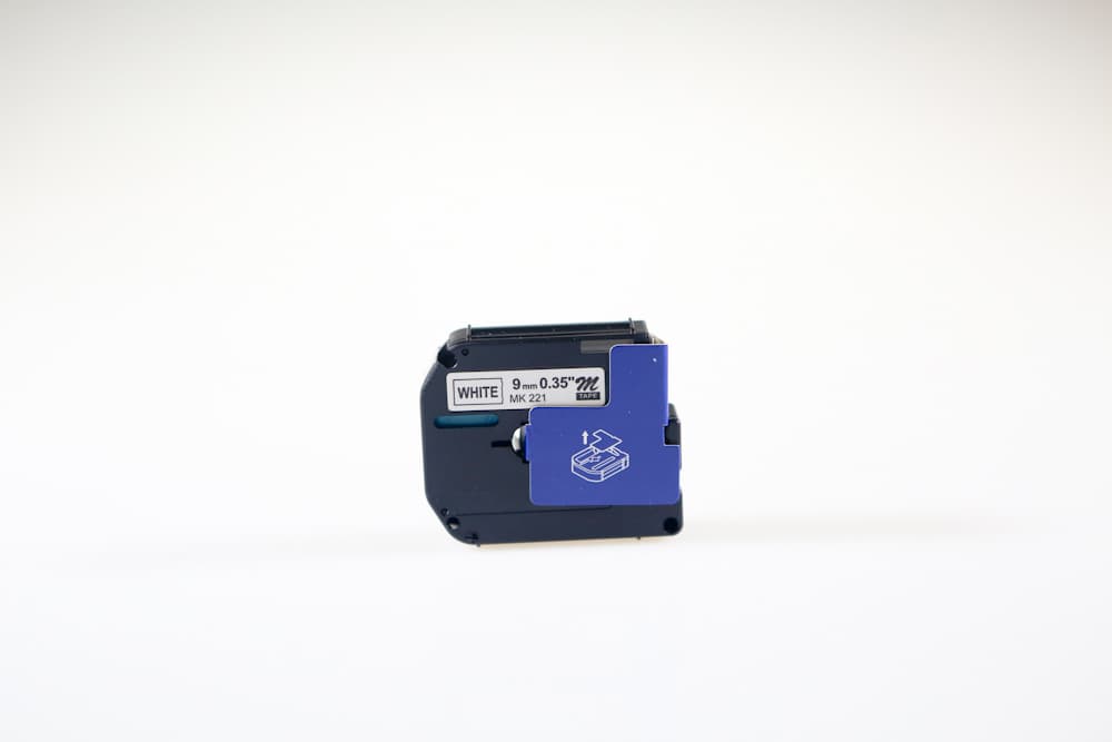 BROTHER P-Touch M09-K221 M-TAPE BEYAZ KAGIT ETIKETE SIYAH (9mm x 8m)